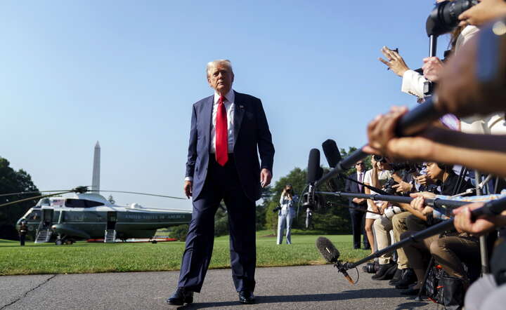 Prezydent USA Donald Trump przed odlotem z Białego Domu, 25 lipca 2025 / autor: PAP/EPA/WILL OLIVER
