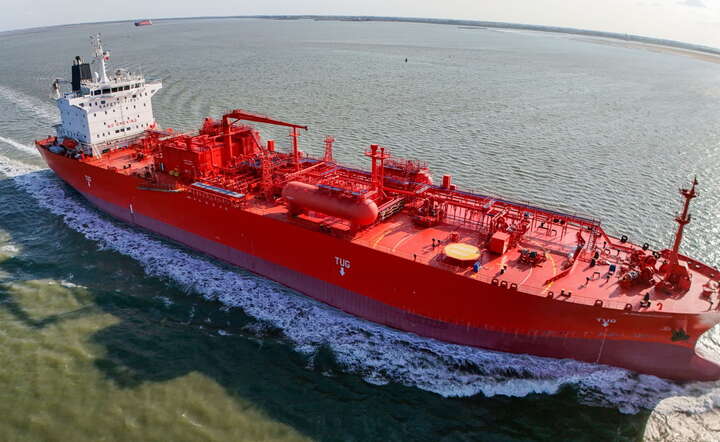 Gazowiec Arrhenius pod banderą Liberii płynie do portu w Antwerpii z ładunkiem LNG, 15 marca 2026 / autor: PAP/EPA/OLIVIER HOSLET