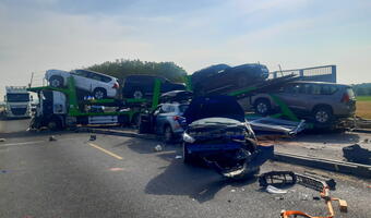 Utrudnienia na A1. Siła uderzenia wbiła osobówkę pod naczepę