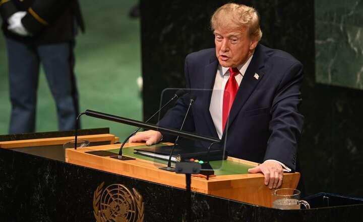 Zakończ wojnę! Czas przestać zabijać! – takie przesłanie do prezydenta Rosji ma Donald Trump. / autor: PAP/Radek Pastuszka