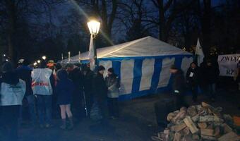 Rotacyjny protest przed kancelarią premiera: około 20 rolników spędziło tam noc z piątku na sobotę