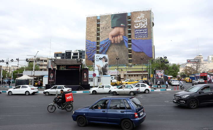 Propagandowy mural w Teheranie, pokazujący, że Iran kontroluje sytuację w cieśninie Ormuz / autor: PAP/EPA/ABEDIN TAHERKENAREH