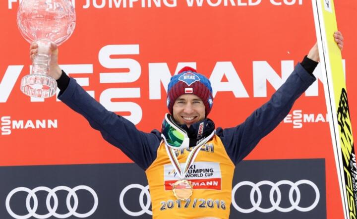 Kamil Stoch z Kruształową Kulą za triumf w Pucharze Świata sezonu 2017/2018  / autor: fot. PAP/EPA/ Antonio Bat