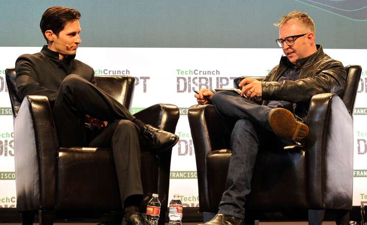 Paweł Durow (z lewej) w 2015 roku, w czasie konferencji TechCrunch w San Francisco  / autor: By https://techcrunch.com - https://www.flickr.com/photos/techcrunch/20985463494/in/photostream/, CC BY 2.0, https://commons.wikimedia.org/w/index.php?curid=138912868