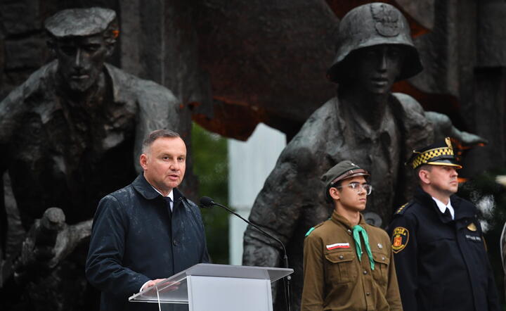 Prezydent Andrzej Duda pod pomnikiem Powstania Warszawskiego / autor: PAP