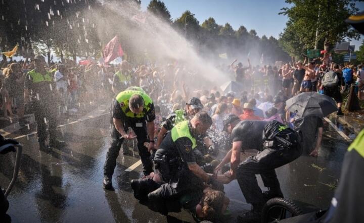 Policja w Hadze użyła armatek wodnych przeciw protestującym ekologom / autor: PAP/EPA/RAMON VAN FLYMEN