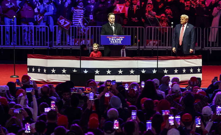 Elon Musk i Donald Trump na gali MAGA w niedzielny wieczór w Waszyngtonie w przeddzień zaprzysiężenia / autor: PAP/EPA/WILL OLIVER