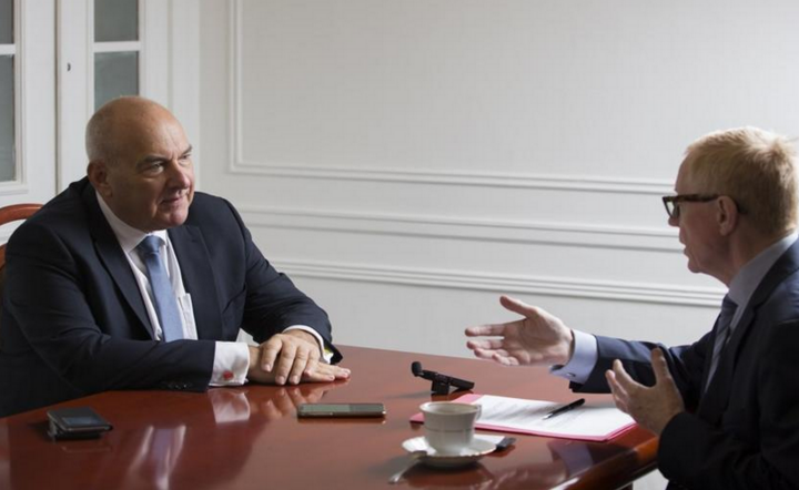 Min. Finansów Tadeusz Kościński w rozmowie z z-ca red. nacz. Gazety Bankowej - Stanisławem Koczotem . / autor: Fratria