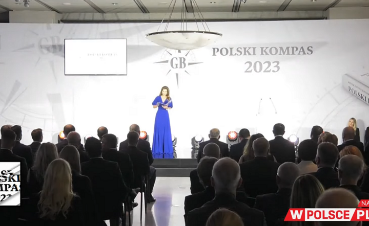 Prowadząca Galę Polski Kompas, Agnieszka Oszczyk odczytuje list premiera Mateusza Morawieckiego / autor: wPolsce.pl