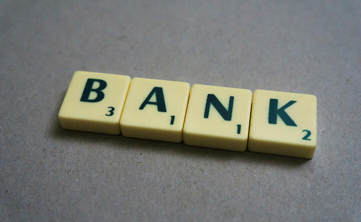 Bank / autor: Fratria