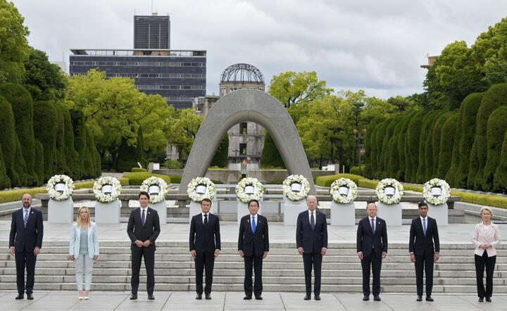 Stoją od lewej: przewodniczący Rady Europy Charles Michel; premier Włoch Giorgia Meloni; premier Kanady Justin Trudeau; prezydent Francji Emmanuel Macron; premier Japonii Fumio Kishida; prezydent USA Joe Biden; kanclerz Niemiec Olaf Scholz; premier Wlk. Brytanii Rishi Sunak; przewodnicząca Komisji Europejskiej Ursula von der Leyen. / autor: PAP/EPA/FRANCK ROBICHON / POOL