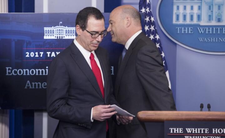 Sekretarz skarbu Steven Mnuchin i dyrektor Rady Doradców Ekonomicznych Białego Domu Gary Cohnna konferencji prasowej, prezentującej założenia reformy podatkowej w USA, fot. PAP/EPA/Michael Reynolds