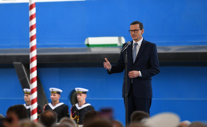 Mateusz Morawiecki podczas otwarcia kanału przez Mierzeję Wiślaną / autor: PAP