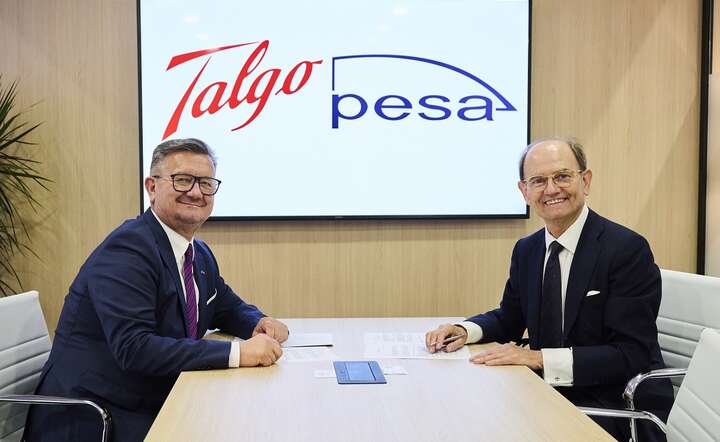 Prezes Pesa Krzysztof Zdziarski (L) i prezes Talgo Carlos Palacio (P) podpisuja umowę o współpracy  / autor: materiały prasowe Pesa