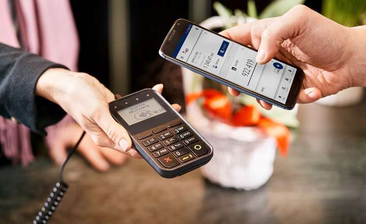 Płatność telefonem z aplikacją bankową z użyciem technologii BLIK / autor: materiały prasowe PKO BP