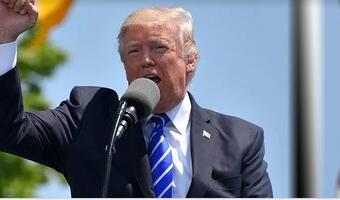 Donald Trump uderza w koronawirusa