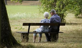 Seniorzy rezygnują z 13. i 14. emerytury. Co się dzieje?