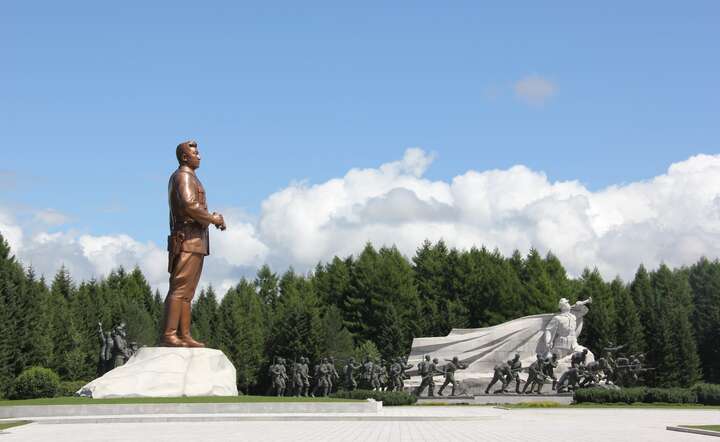 Pomnik w Samjiyŏn, popularnym miejscu turystycznym / autor: By Laika ac from USA - Samjiyon Grand Monument, CC BY-SA 2.0, https://commons.wikimedia.org/w/index.php?curid=31722870