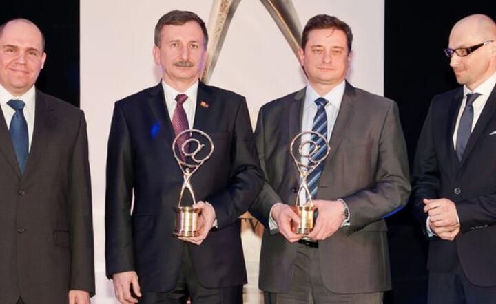 W środku laureaci głównych nagród Henryk Baniowski CIO Alior Banku i Dariusz Jankowski, Dyrektor IT Proama, z lewej Maciej Goniszewski, z prawej Adam Matyaszek, prezes zarządu Wincor Nixdorf w Polsce. Fot. Jarosław Brożek/ Elite Studio