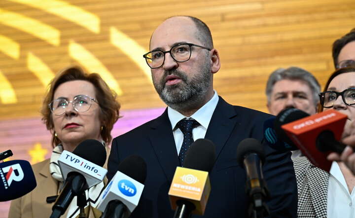 Europosłowie PiS Jadwiga Wiśniewska (L) i Adam Bielan (C) podczas konferencji prasowej w PE w Strasburgu / autor: PAP/Wiktor Dąbkowski