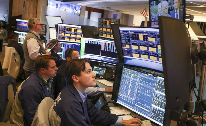 Maklerzy na parkiecie giełdy nowojorskiej NYSE przy Wall Street, 29 wrześniaa 2026 / autor: PAP/EPA/SARAH YENESEL