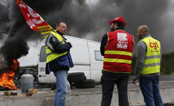 Protestujący przeciw zmianom w prawie racy związkowcy blokują wjazd do rafinerii w Douchy les Mines w północnej Francji, fot. PAP/ EPA/THIBAULT VANDERMERSCH 