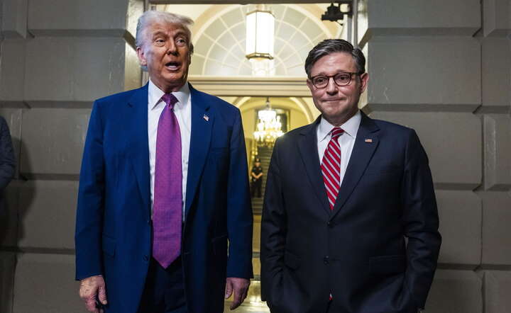 Prezydent Donald Trump i republikański spiker Izby Reprezentantów Mike Johnson na konferencji po uchwaleniu "Big beautiful bill" / autor: PAP/EPA/JIM LO SCALZO 