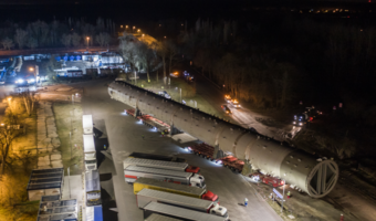 Inwestycja Polimery Police na półmetku, trwa montaż olbrzymiego dźwigu
