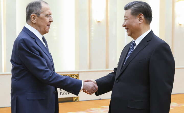 Prezydent Chin Xi Jinping (P) przymuje w Pekinie szefa MSZ Rosji Siergieja Ławrowa  / autor: PAP/EPA/RUSSIAN FOREIGN MINISTRY PRESS SERVICE 