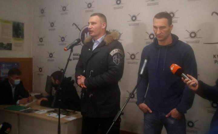 Witalij i Władimir Kliczko / autor: PAP/EPA/ZURAB KURTSIKIDZE