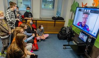 Kierowcy ORLEN Team ze świątecznym prezentem dla dzieci z Centrum Zdrowia Dziecka