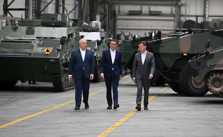 premier Mateusz Morawiecki, wicepremier i szef MAP Jacek Sasin i szef MON Mariusz Błaszczak / autor: fotoserwis PAP