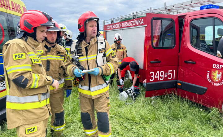 Akcja ratunkowa na miejscu wypadku podczas wyścigu samochodów na 1/4 mili na lotnisku w Krośnie / autor: PAP/KM PSP Krosno