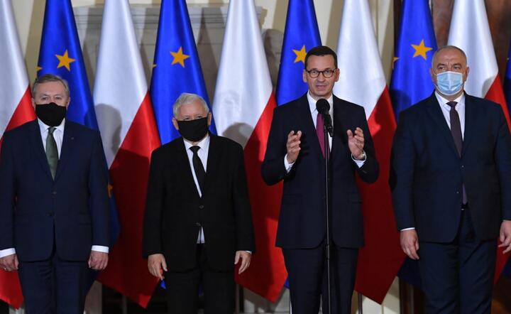 Premier Mateusz Morawiecki (C) w towarzystwie nowych i obecnych wicepremierów  / autor: PAP/Radek Pietruszka