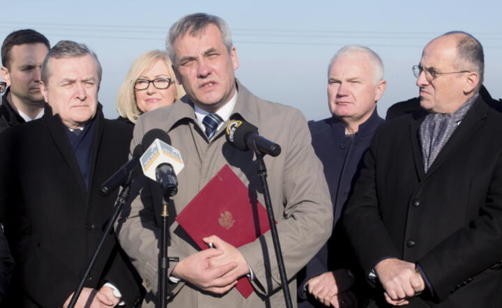 Wiceminister infrastruktury i budownictwa Jerzy Szmit  podczas konferencji prasowej ws. podpisania umowy na realizację odcinka drogi ekspresowej S14 koło Łodzi, fot. PAP/Grzegorz Michałowski