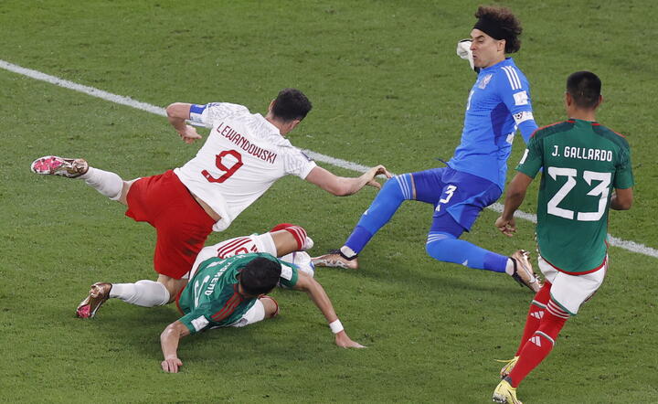 Hector Moreno (2L) fauluje Roberta Lewandowskiego w polu karnym bramki Meksyku / autor: fotoserwis PAP