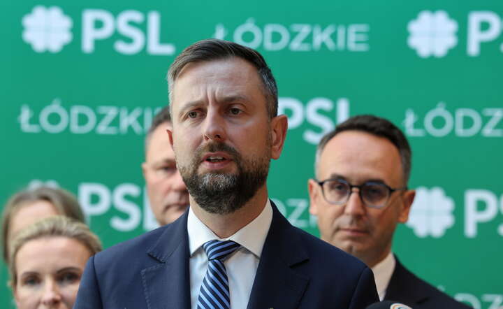Wicepremier, minister obrony narodowej Władysław Kosiniak-Kamysz (C) podczas konferencji prasowej po wojewódzkim zjeździe PSL / autor: PAP/Marian Zubrzycki