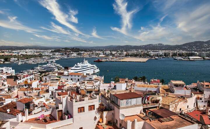Domy na hiszpańskiej wyspie Ibiza / autor: Pixabay