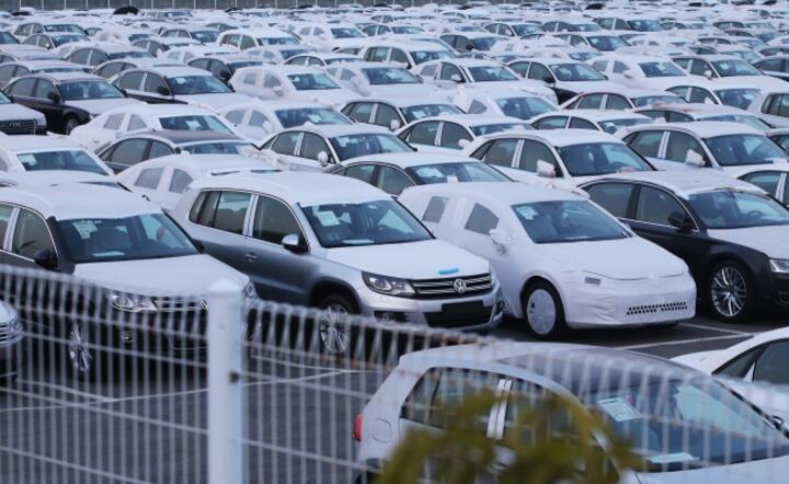 Plac z gotowymi do sprzedaży autami koncernu VW, fot. PAP/EPA/YONHAP