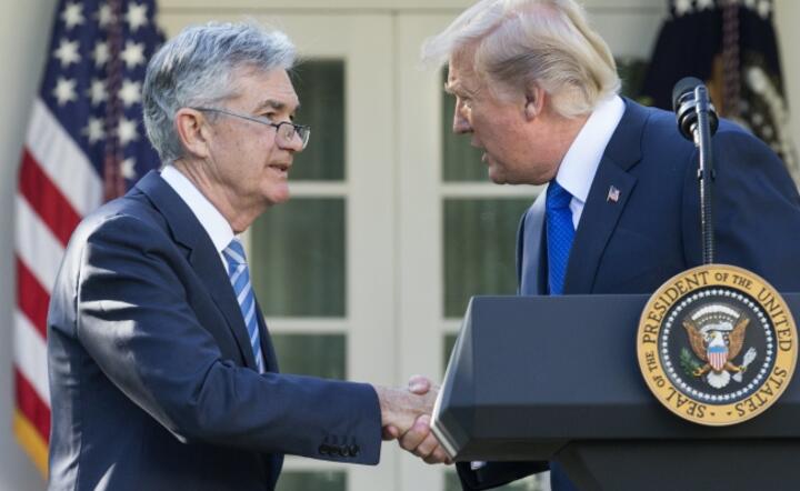 Kandydat na nowego szefa Fed Jerome Powell (po lewej) po ogłoszeniu jego kandydatury przez prezydenta USA Donalda Trumpa / autor: fot. PAP/EPA/Michael Reynolds