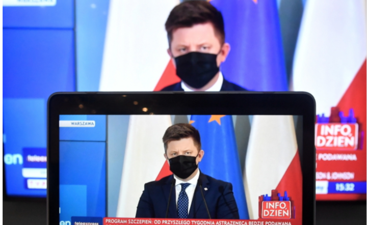 Michał Dworczyk podczas transmisji konferencji prasowej z siedziby KPRM w Warszawie / autor: PAP/Radek Pietruszka