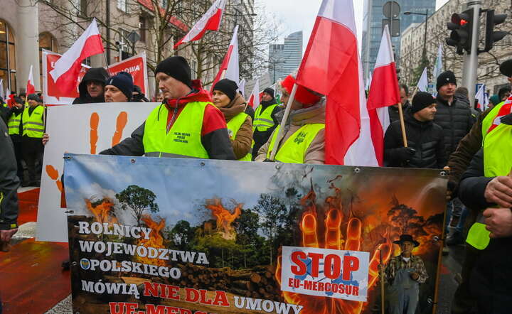 Protestujący mają przemaszerować ulicami stolicy na pl. Teatralny, gdzie odbędzie się druga część protestu / autor: PAP/Piotr Nowak