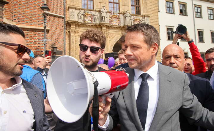 Kandydat KO, prezydent Warszawy Rafał Trzaskowski (2P) podczas spotkania z wyborcami w Brzegu / autor: PAP/Krzysztof Świderski