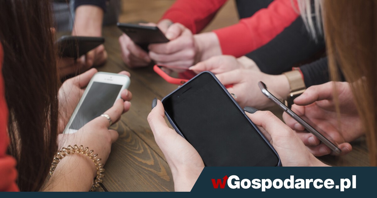 Polacy przenoszą numery telefonów. Jeden operator traci