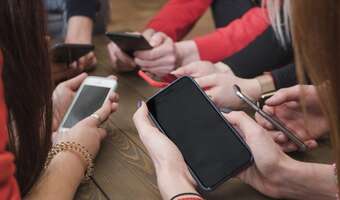 Polacy przenoszą numery telefonów. Jeden operator traci