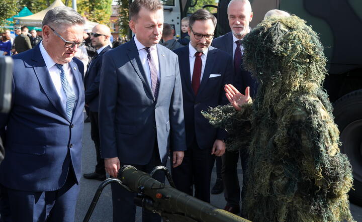 wicepremier, minister obrony narodowej Mariusz Błaszczak i wiceszef MON Michał Wiśniewski (2P) podczas pikniku wojskowego po przysiędze wojskowej w 1. Podlaskiej Brygadzie Obrony Terytorialnej / autor: fotoserwis PAP