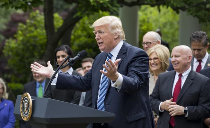 Prezydent Donald Trump i przywódcy Republikanów po głosowaniu nad zniesieniem Obamacare, fot. PAP/EPA/JIM LO SCALZO