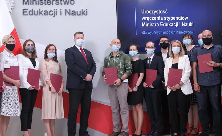minister edukacji i nauki Przemysław Czarnek z młodymi naukowcami wyróżnionymi stypendiami za osiągnięcia / autor: fotoserwis PAP