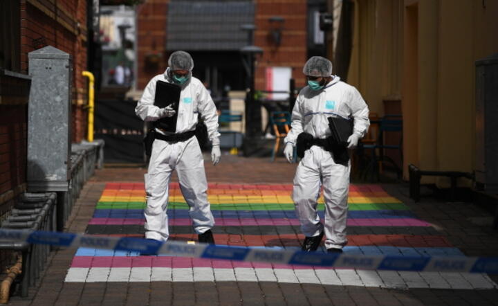 Poolicyjni eksperci kryminalistyki poszukują śladów przestępstwa na Hurst Street w Birmingham / autor: PAP/ EPA/NEIL HALL