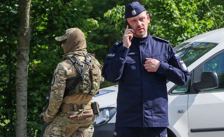 Komendant Główny Policji insp. Marek Boroń po konferencji prasowe w Narewce / autor: PAP/Artur Reszko